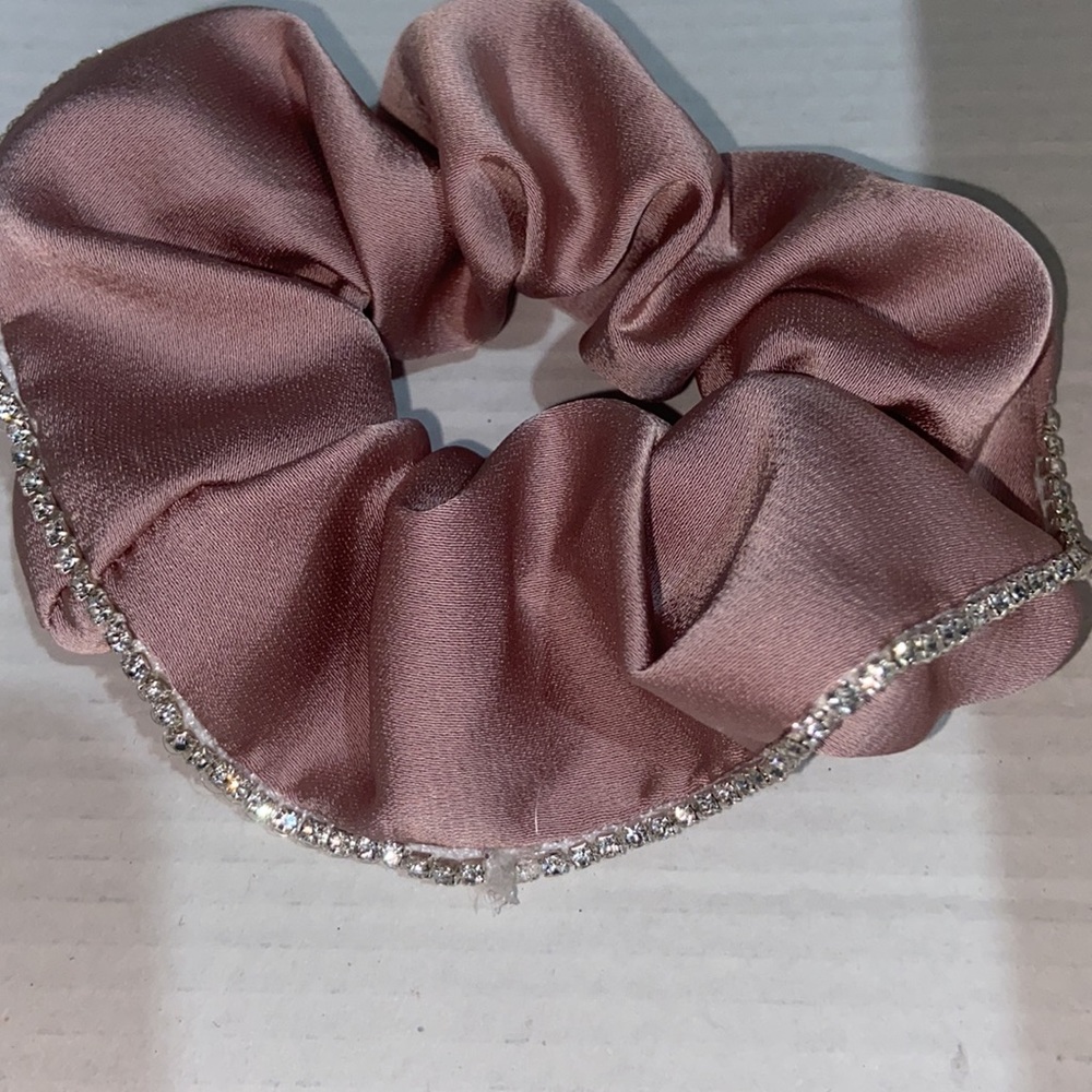 🌷NWOT scrunchie - Picture 2 of 3